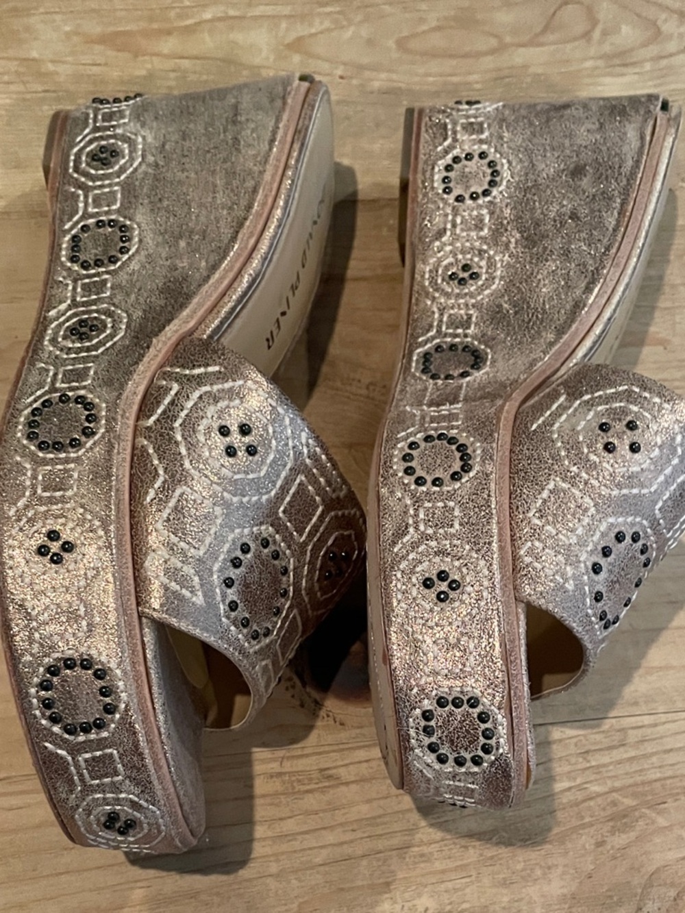 Donald Pliner Gold Bronze Studded Wedge Sandals Spring Summer Boho Festival 8M - Picture 8 of 9